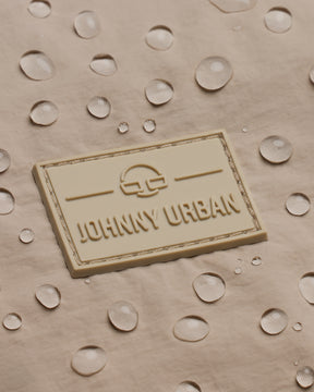 Wasserabweisendes beiges Material mit Johnny Urban Logo und Wassertröpfchen