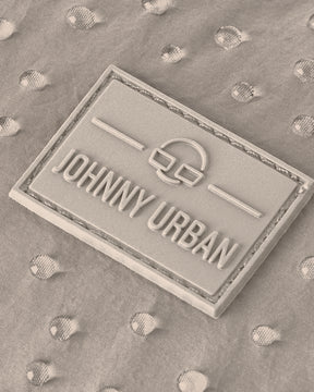 Johnny Urban Markenlabel auf wasserabweisendem beige Stoff mit Wassertropfen