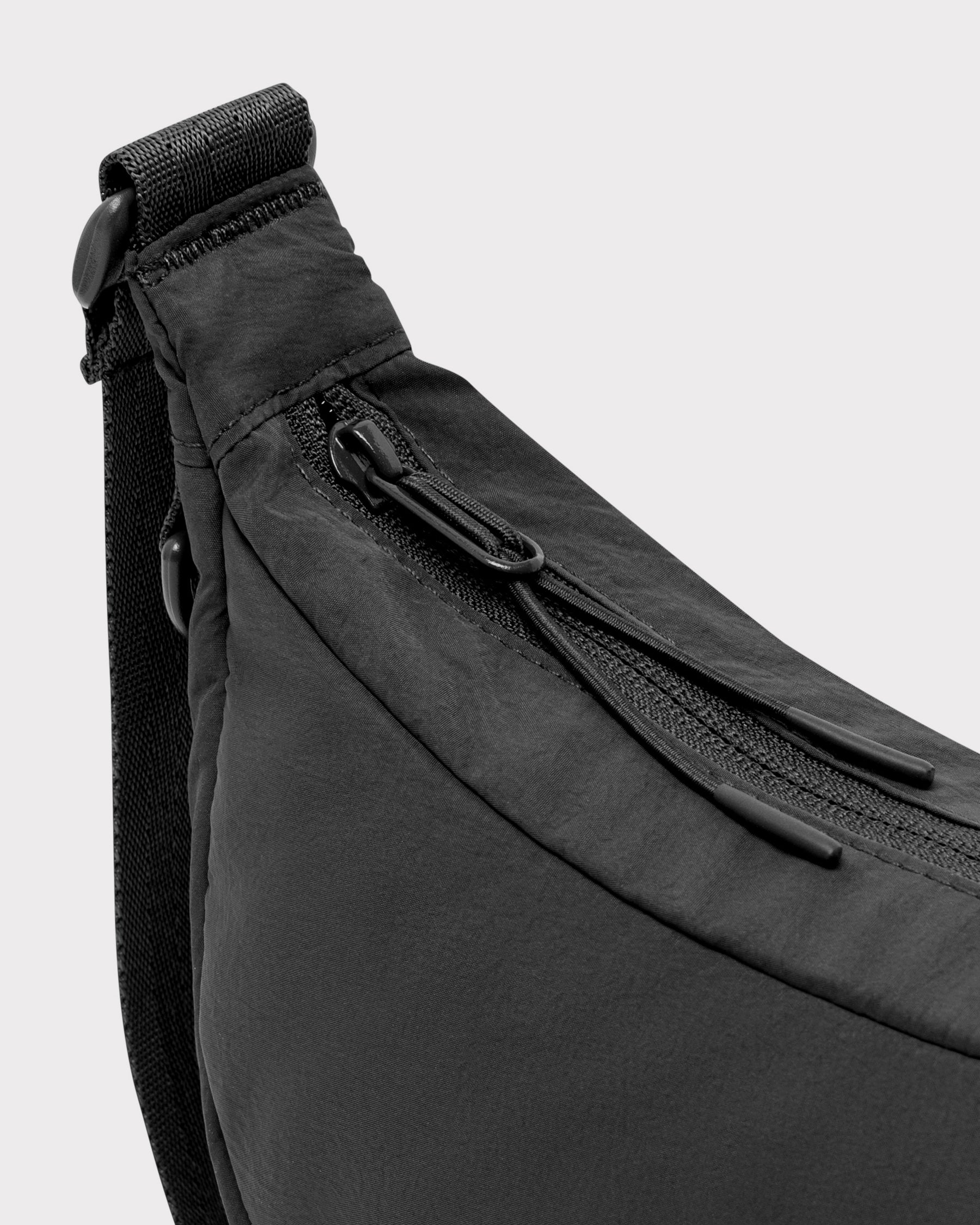 Schwarze, gepolsterte Half Moon Bag Kaia Small mit Reißverschluss und verstellbarem Gurt