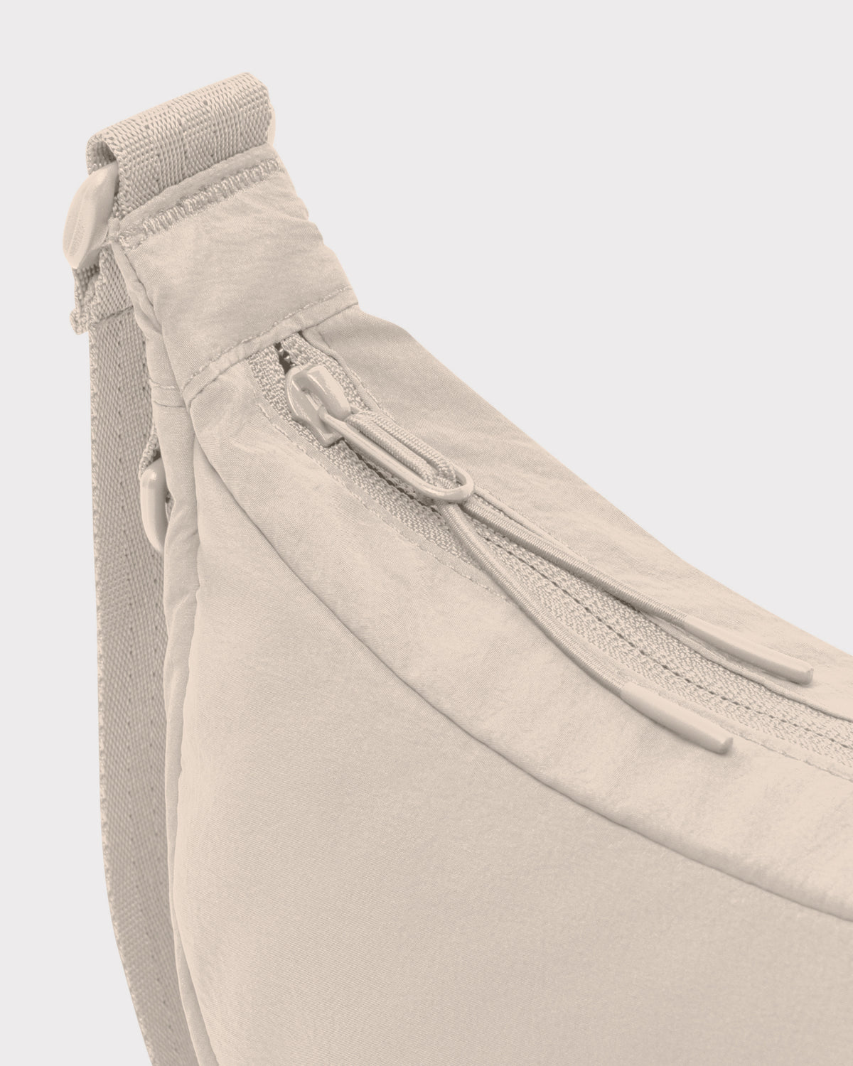 Beige gepolsterte Half Moon Bag 'Kaia Small' mit Reißverschluss und verstellbarem Gurt