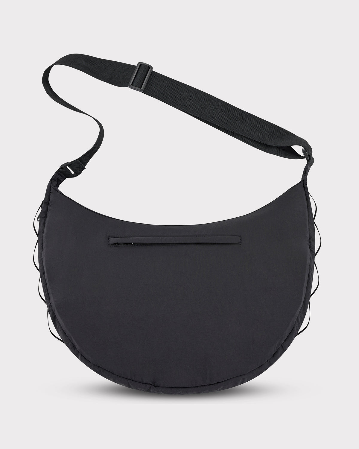 Halbmondförmige schwarze Schultertasche Kaia XL von Johnny Urban mit verstellbarem Schultergurt und Reißverschluss
