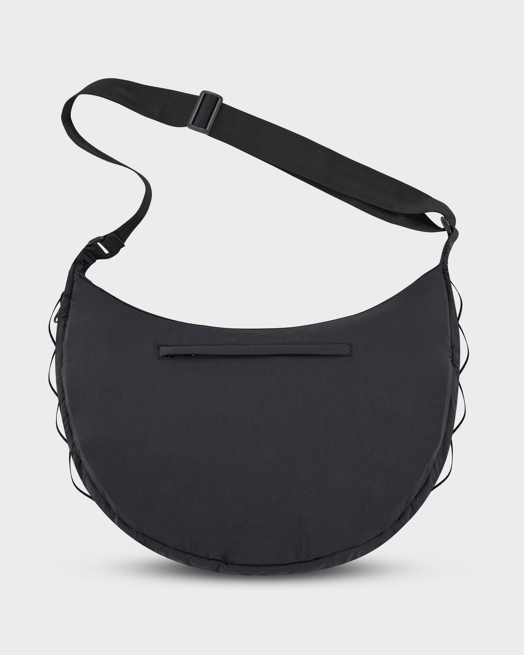 Halbmondförmige schwarze Schultertasche Kaia XL von Johnny Urban mit verstellbarem Schultergurt und Reißverschluss