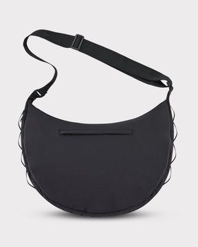 Halbmondförmige schwarze Schultertasche Kaia XL von Johnny Urban mit verstellbarem Schultergurt und Reißverschluss