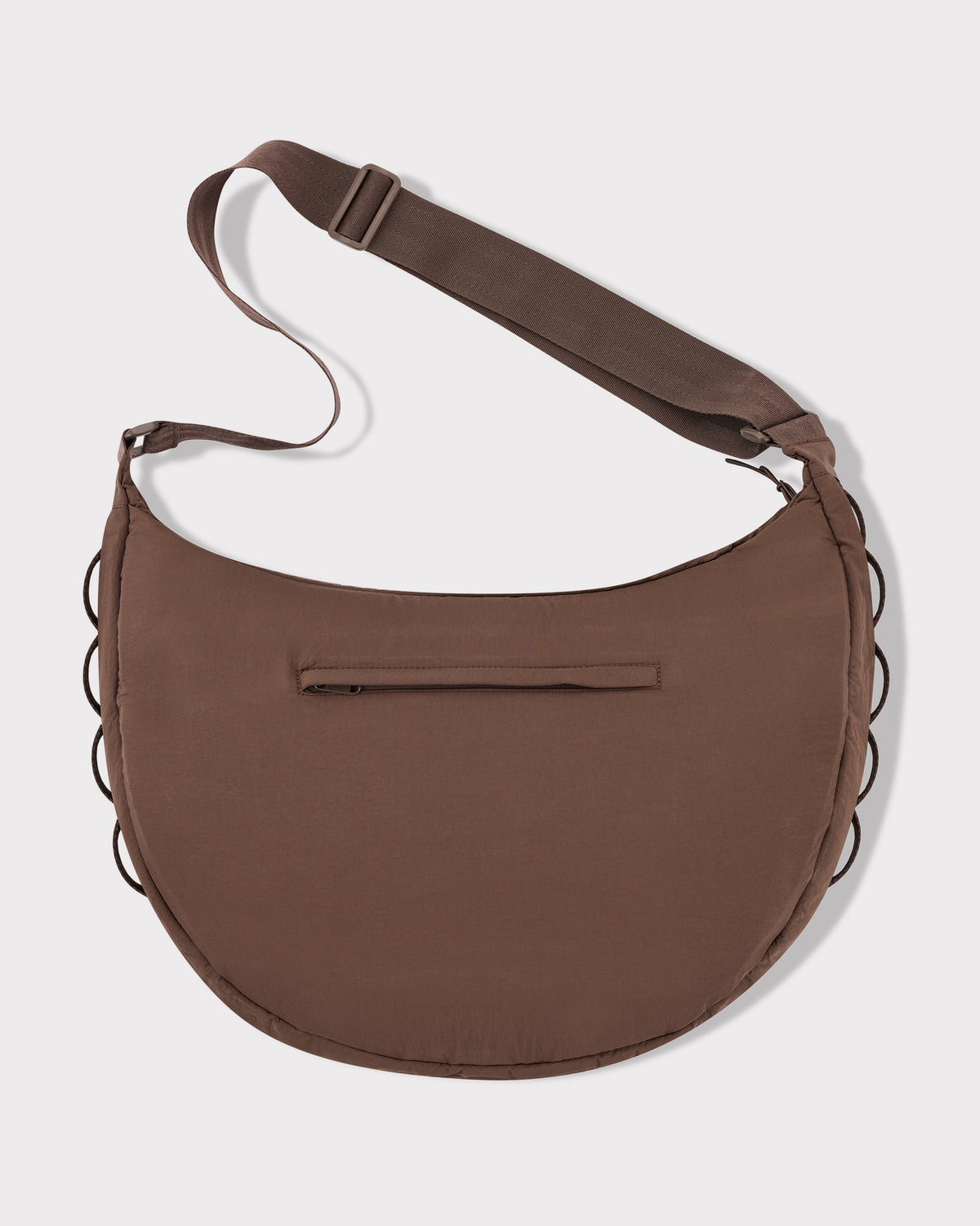 Halbmondförmige Kaia XL Tasche von Johnny Urban in Braun mit verstellbarem Schultergurt und Reißverschlusstasche