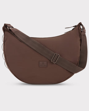 Große braune Half Moon Umhängetasche Kaia XL von Johnny Urban aus Stoff mit verstellbarem Schultergurt
