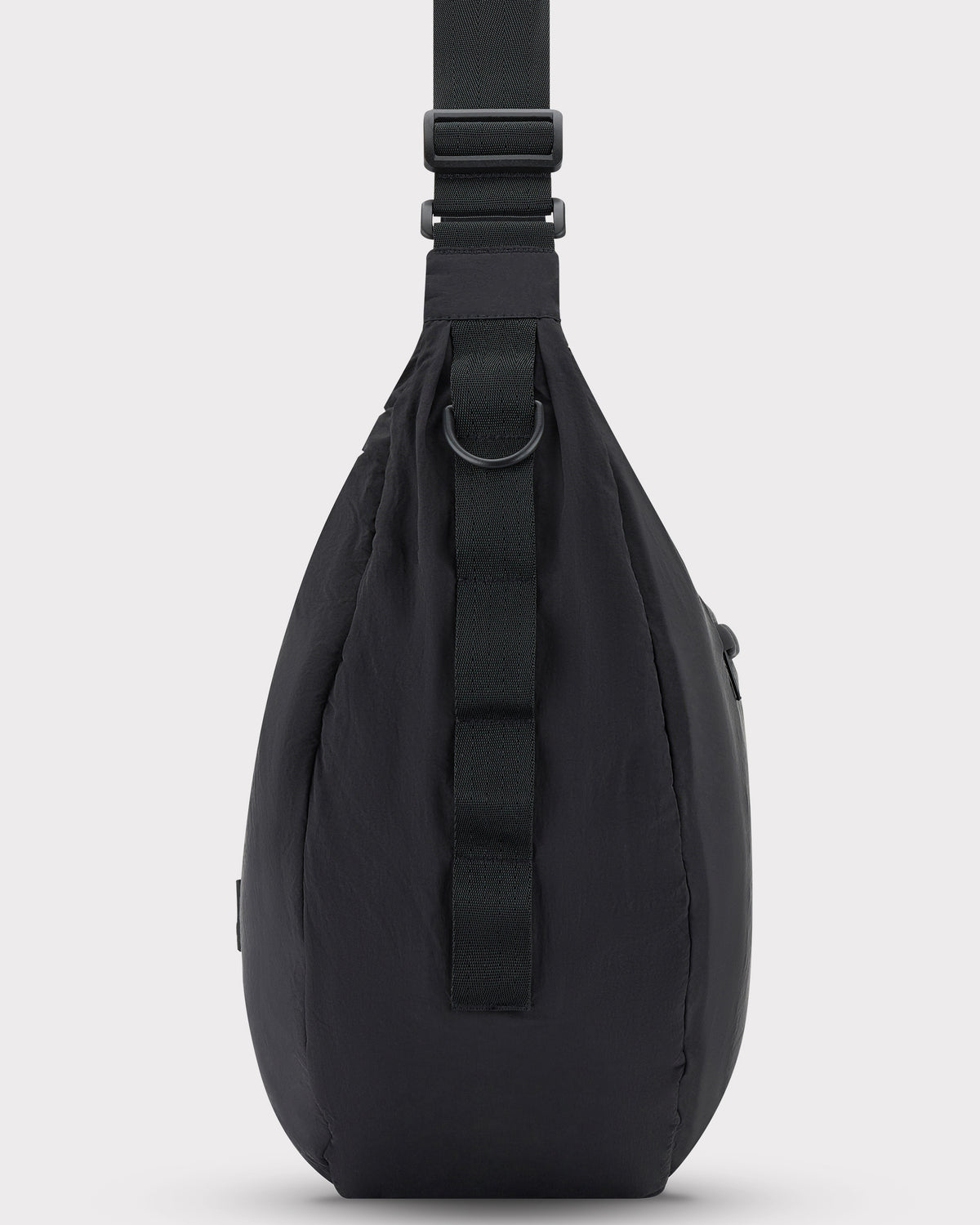 Schwarze Half Moon Bag 'Kaia XL' von Johnny Urban mit verstellbarem Riemen und D-Ring