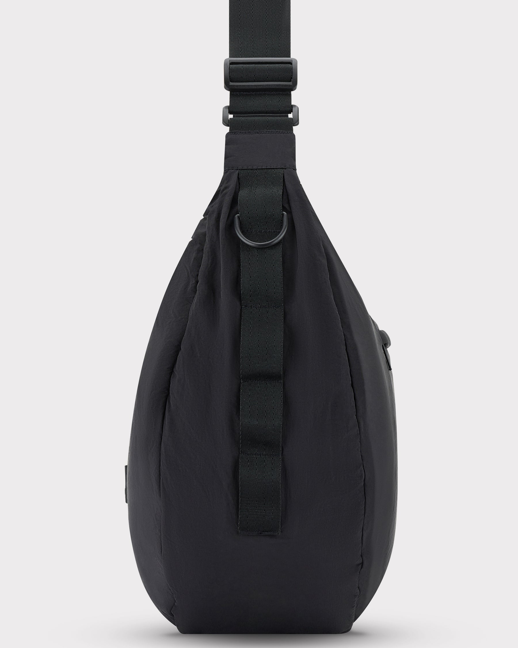 Schwarze Half Moon Bag 'Kaia XL' von Johnny Urban mit verstellbarem Riemen und D-Ring