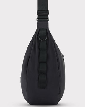 Schwarze Half Moon Bag 'Kaia XL' von Johnny Urban mit verstellbarem Riemen und D-Ring