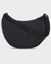 Schwarze halbmondförmige Umhängetasche 'Kaia XL' von Johnny Urban mit verstellbarem Träger