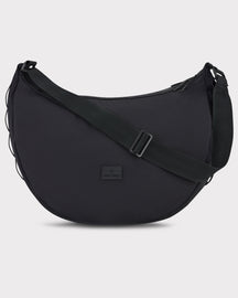 Schwarze halbmondförmige Umhängetasche 'Kaia XL' von Johnny Urban mit verstellbarem Träger