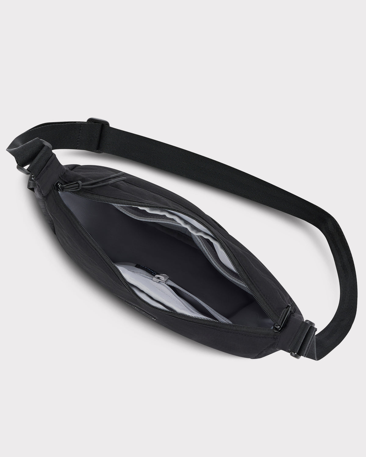 Johnny Urban Half Moon Bag 'Kaia Medium' in Schwarz mit geöffnetem Hauptfach und verstellbarem Gurt