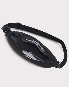Johnny Urban Half Moon Bag 'Kaia Medium' in Schwarz mit geöffnetem Hauptfach und verstellbarem Gurt