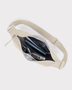 Sandfarbene Half Moon Bag 'Ally Small' mit geöffnetem Reißverschluss, Ansicht Innenfächer mit Schlüssel, Handy, Geldbörse