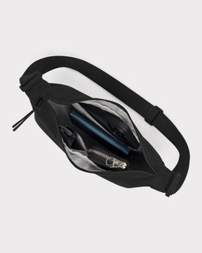 Half Moon Bag Ally Small in Schwarz mit verstellbarem Gurt und mehreren Fächern, geöffnet mit sichtbarem Inhalt
