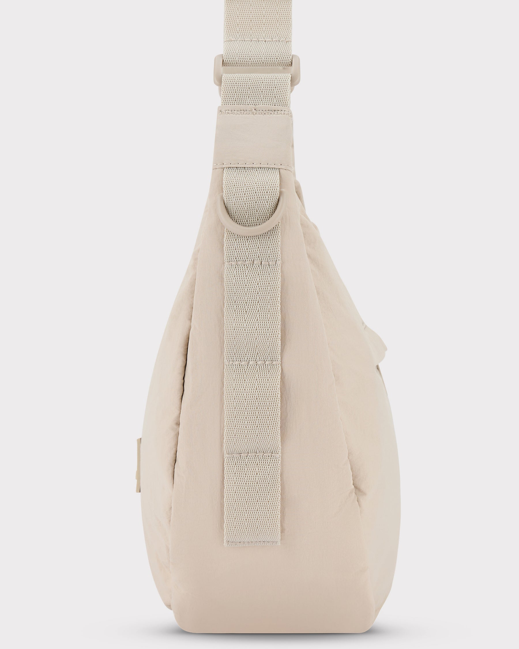 Half-Moon Bag 'Kaia Medium' in sandbeige mit verstellbarem Gurt und D-Ring aus Stoff