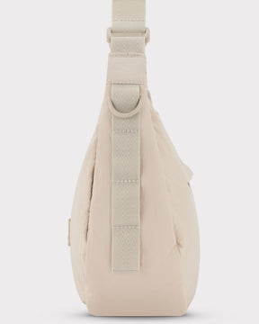 Half-Moon Bag 'Kaia Medium' in sandbeige mit verstellbarem Gurt und D-Ring aus Stoff