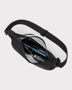 Johnny Urban Half Moon Bag 'Kaia Small' schwarz mit Reißverschlusstasche und verstellbarem Gurt, geöffnet mit Sicht auf Handy und Schlüssel
