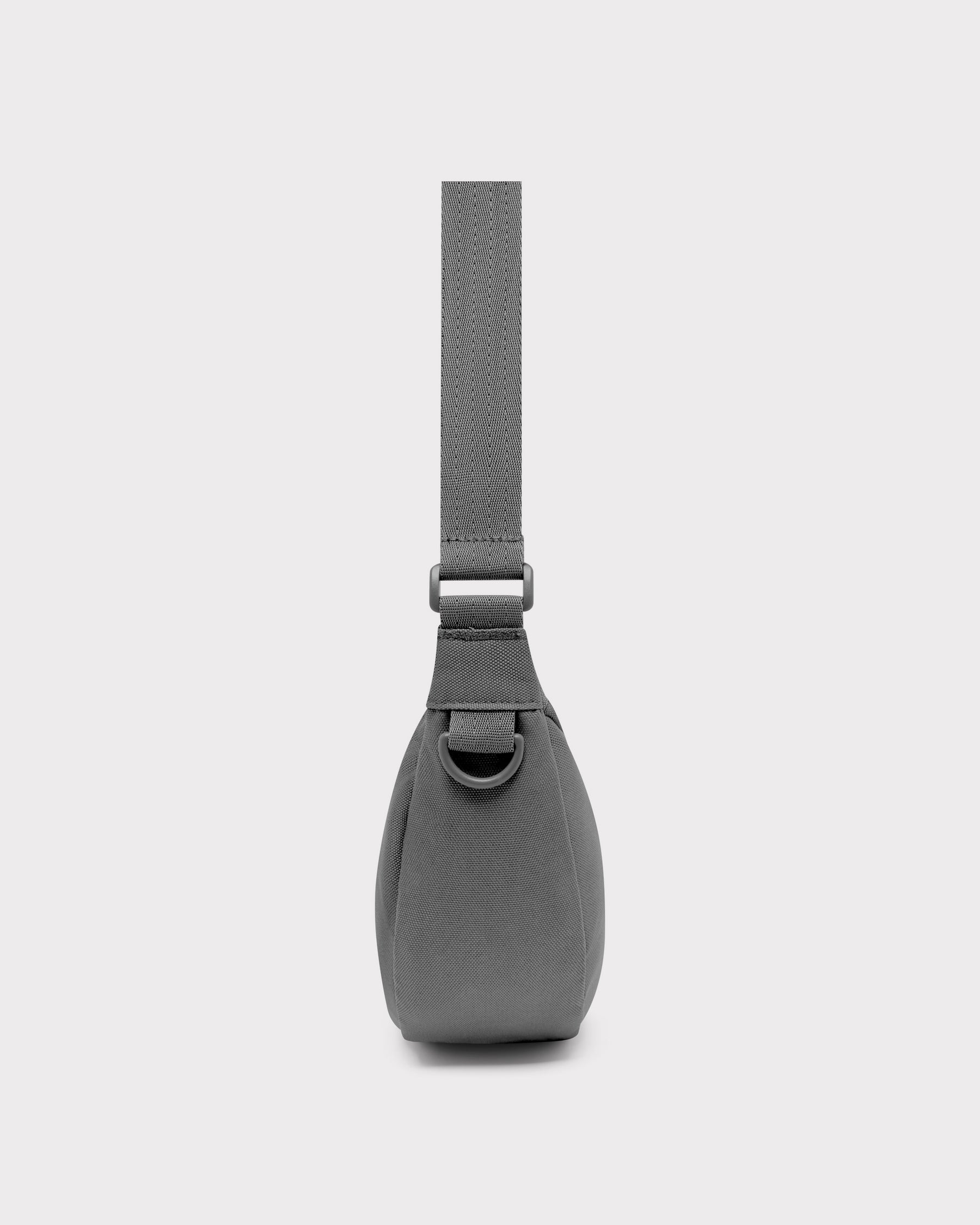 Seitliche Ansicht der kleinen Half Moon Tasche 'Ally Small' in dunklem Grau mit Träger