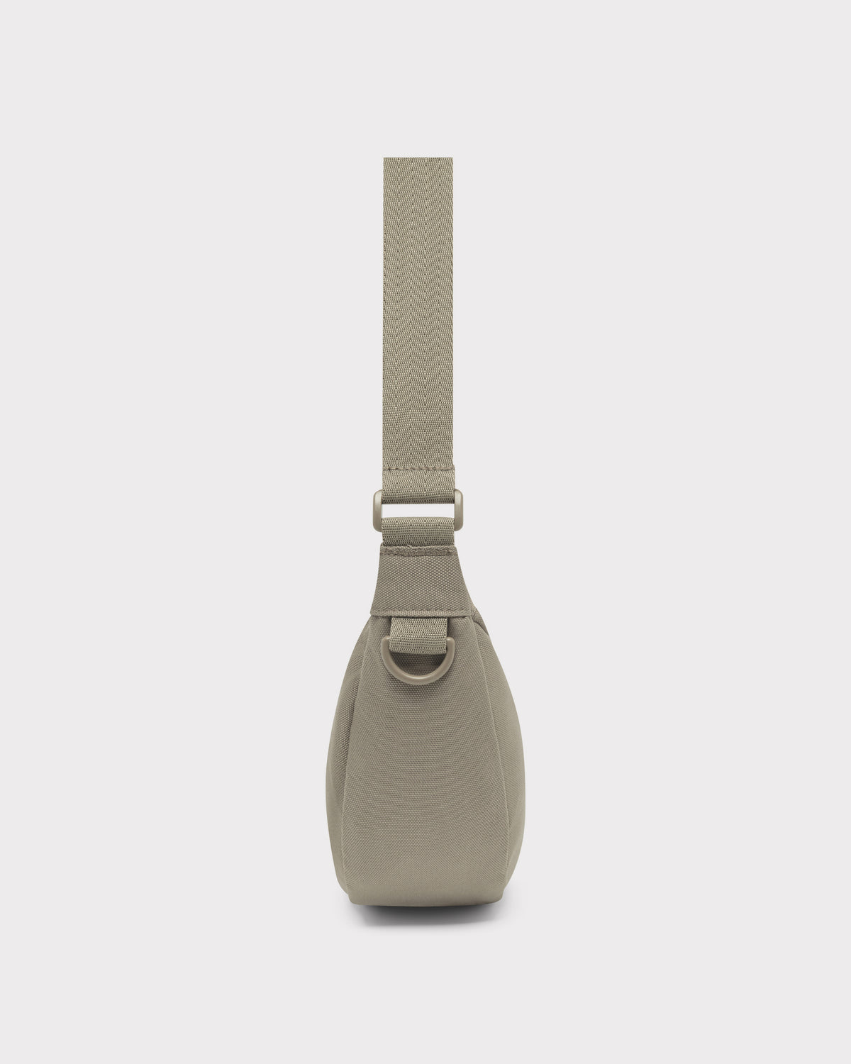 Halbmondtasche 'Ally Small' von Johnny Urban in desert-grau, seitliche Ansicht mit verstellbarem Tragegurt