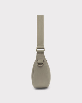 Halbmondtasche 'Ally Small' von Johnny Urban in desert-grau, seitliche Ansicht mit verstellbarem Tragegurt