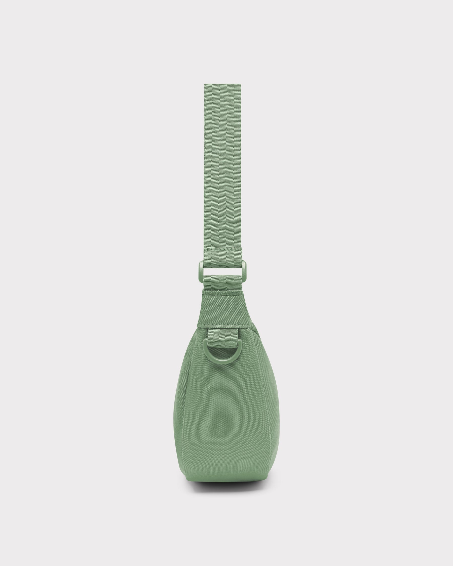Half Moon Bag Ally Small in Salbeigrün, seitliche Ansicht mit verstellbarem Gurt