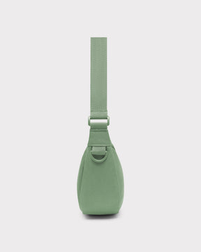 Half Moon Bag Ally Small in Salbeigrün, seitliche Ansicht mit verstellbarem Gurt