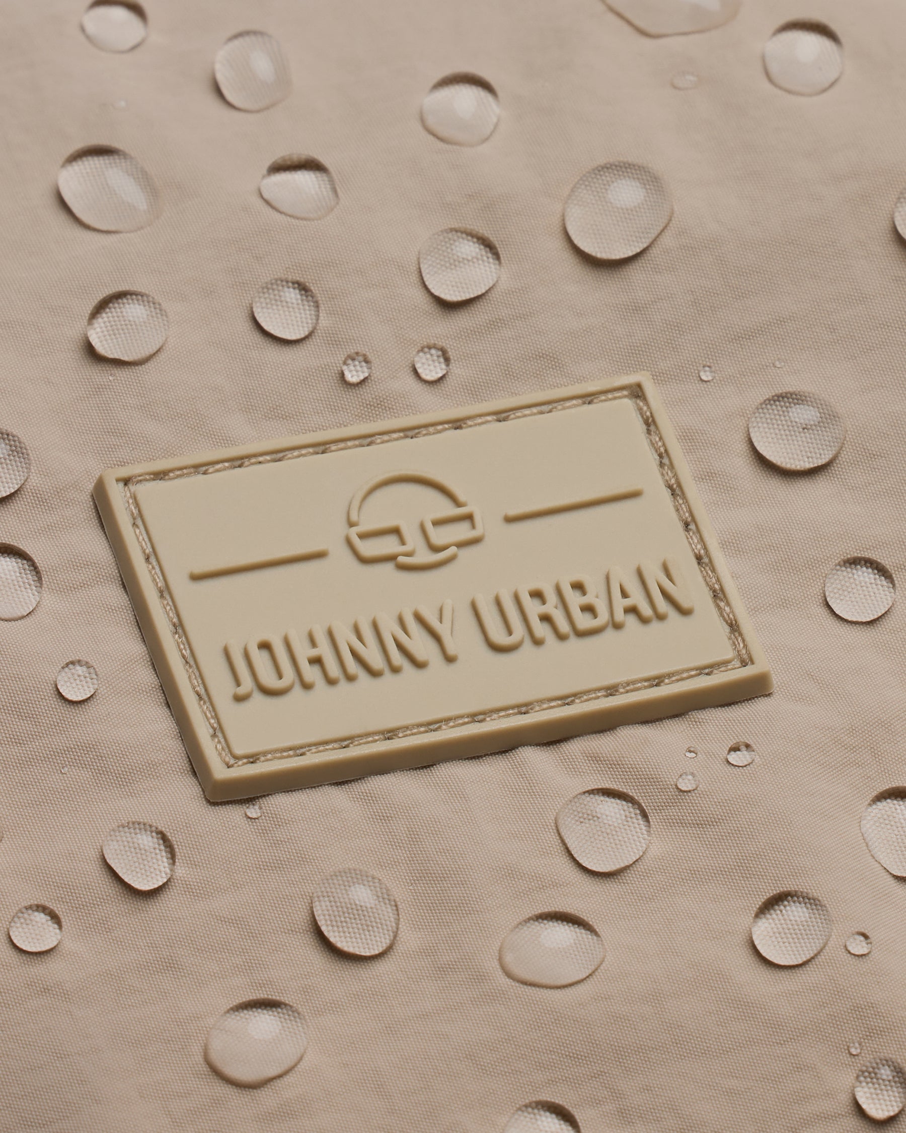 Wasserabweisendes Material mit beigefarbener Johnny Urban Marke auf der Half Moon Bag Kaia Medium