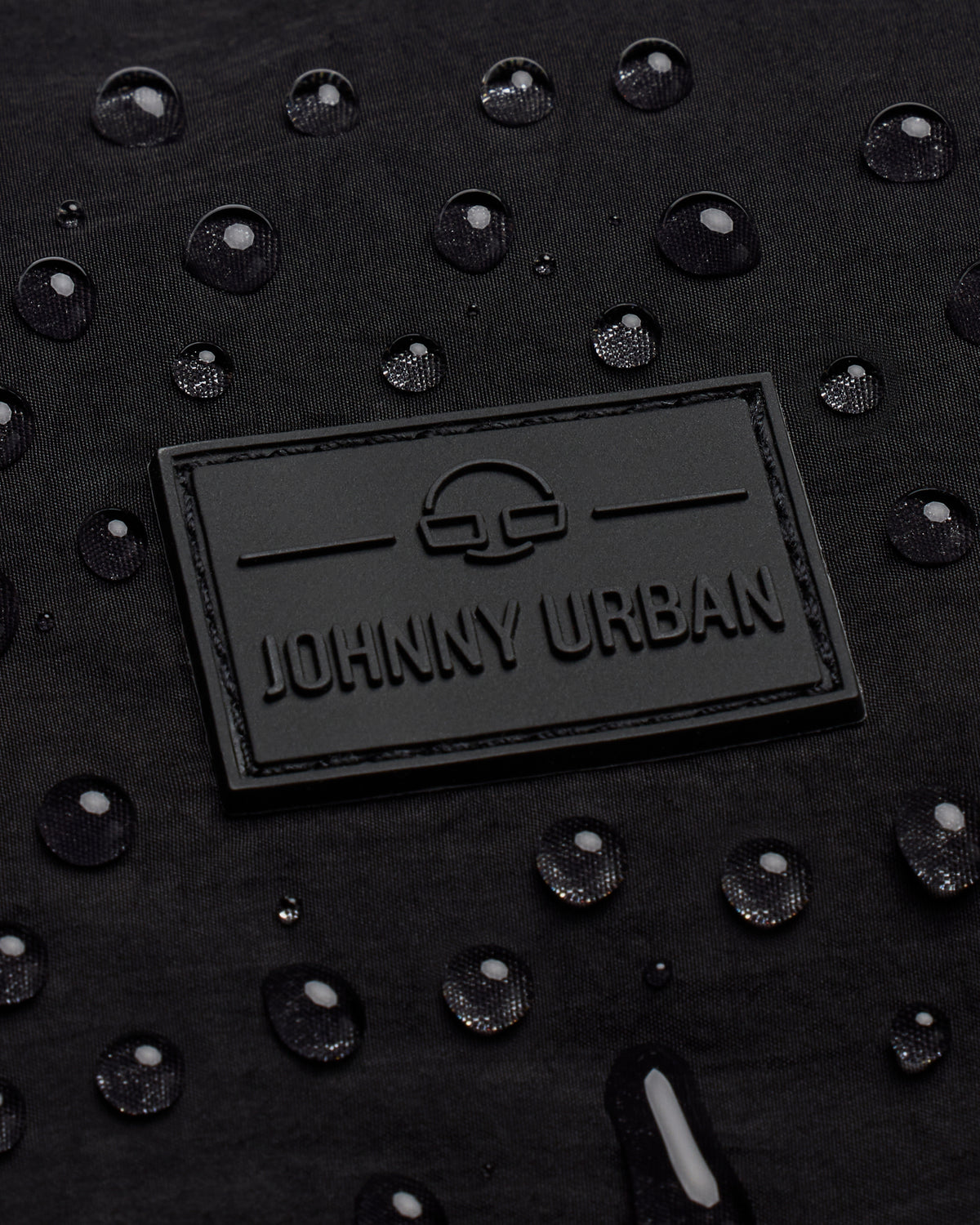 Wasserabweisendes schwarzes Material der Half Moon Bag 'Kaia Medium' mit Johnny Urban Logo und Wassertropfen