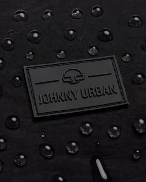 Wasserabweisendes schwarzes Material der Half Moon Bag 'Kaia Medium' mit Johnny Urban Logo und Wassertropfen