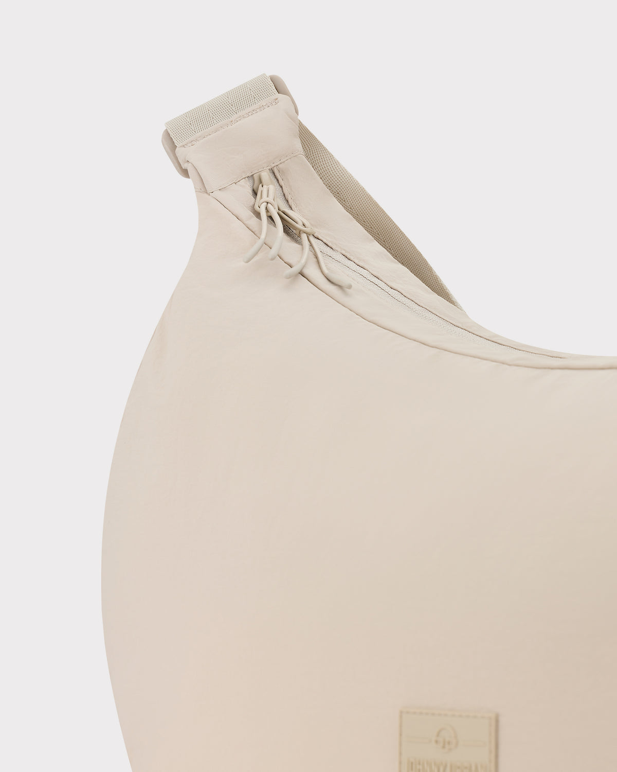 Beige Half Moon Bag 'Kaia XL' aus glattem Material mit verstellbarem Schultergurt