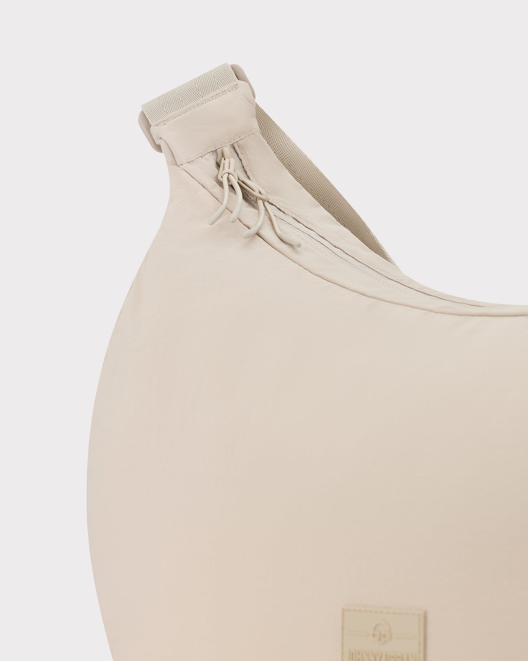 Beige Half Moon Bag 'Kaia XL' aus glattem Material mit verstellbarem Schultergurt