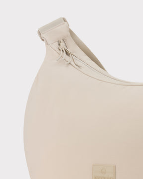 Beige Half Moon Bag 'Kaia XL' aus glattem Material mit verstellbarem Schultergurt