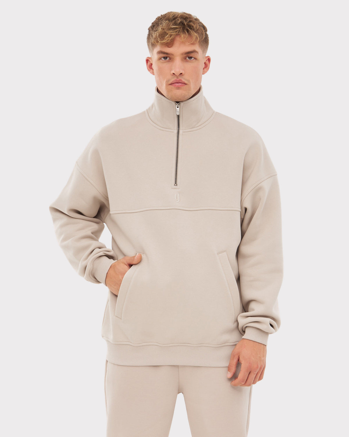 Mann trägt beige Half Zip Sweatshirt 'Cooper' von Johnny Urban mit Stehkragen und Kängurutasche