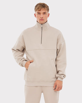 Mann trägt beige Half Zip Sweatshirt 'Cooper' von Johnny Urban mit Stehkragen und Kängurutasche
