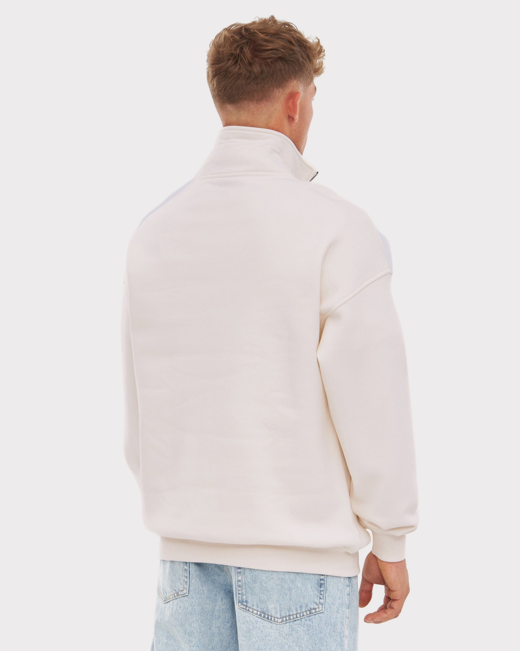 Mann mit cremeweißem, oversized Half-Zip Sweatshirt 'Cooper' von hinten