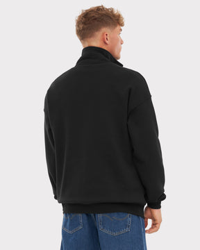 Mann trägt schwarzen Half-Zip-Sweatshirt 'Cooper' von hinten, kombiniert mit blauer Jeans