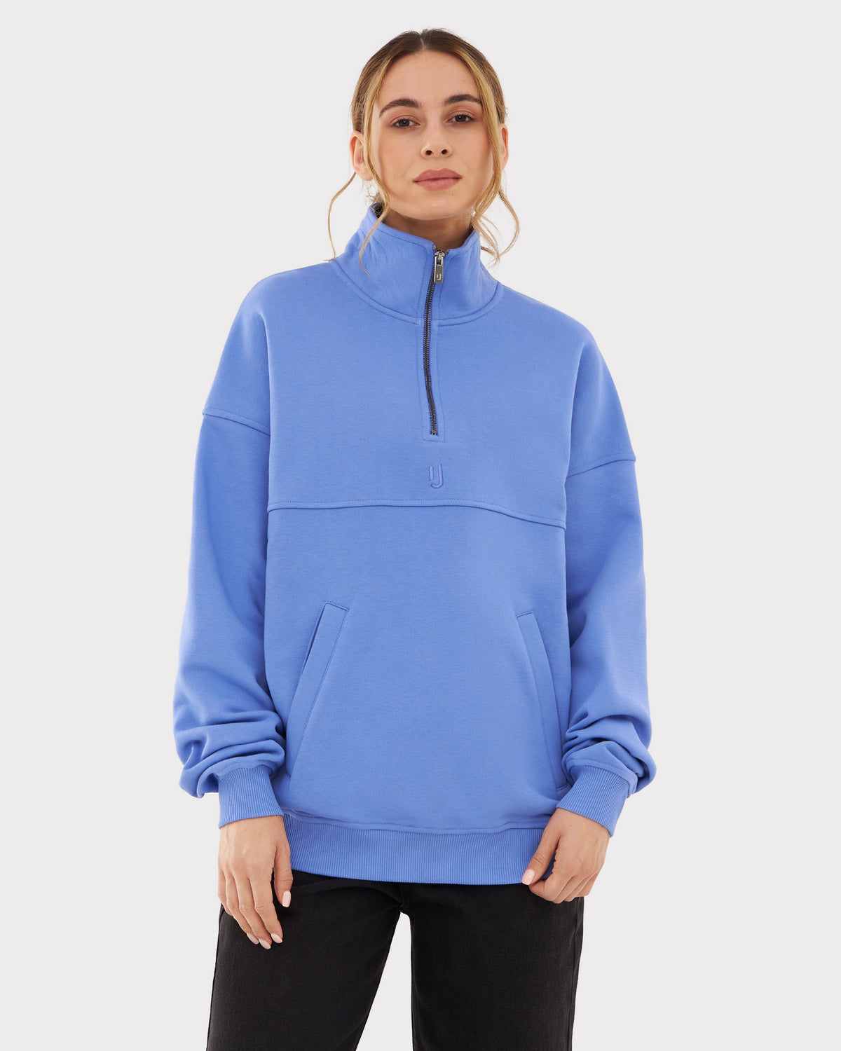 Frau trägt halb-zip-pullover 'Cooper' von Johnny Urban in Blau-Lila mit Stehkragen und Kängurutasche