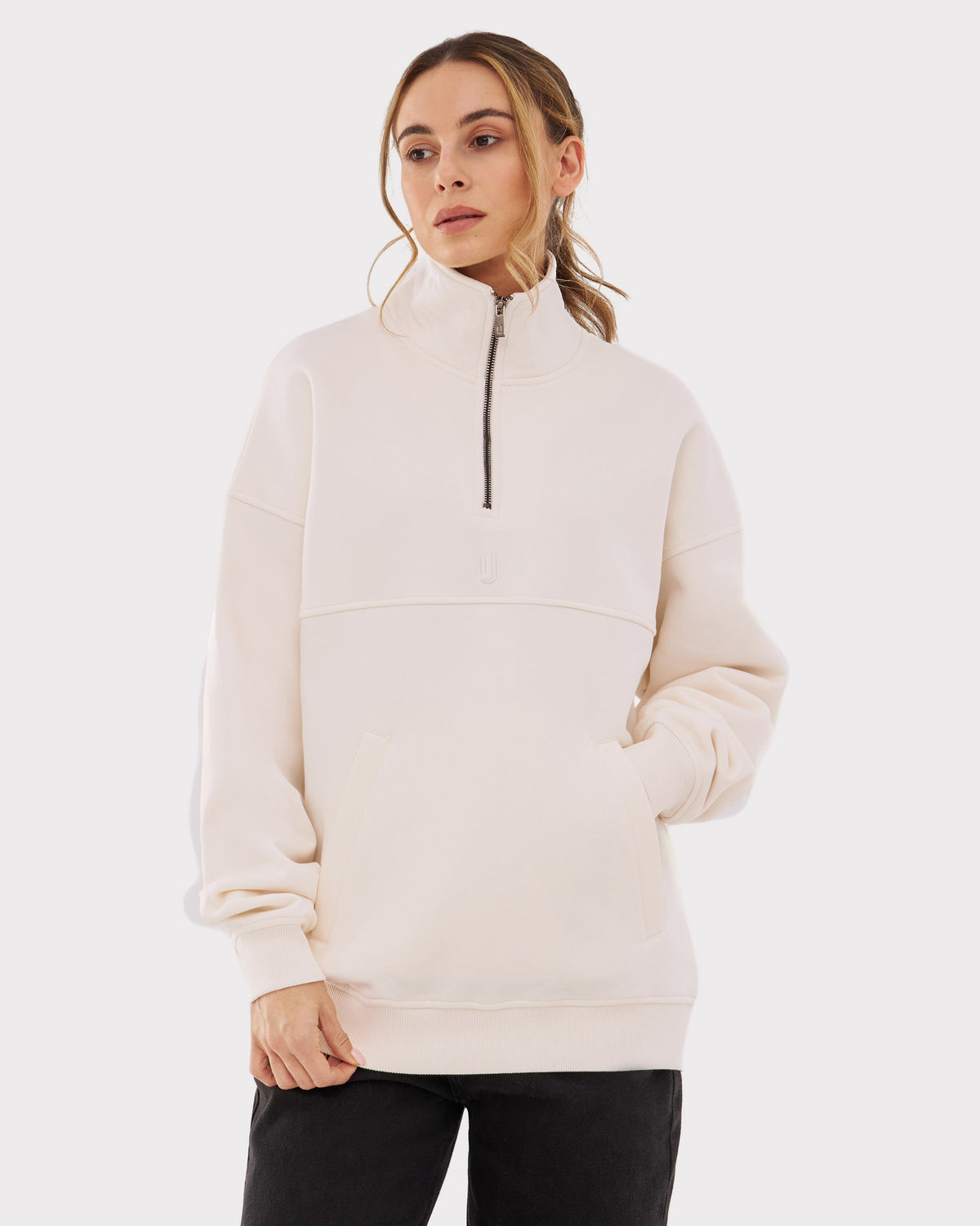 Frau trägt cremeweißen Half Zip Sweatshirt 'Cooper', mit halbem Reißverschluss und Tasche vorne