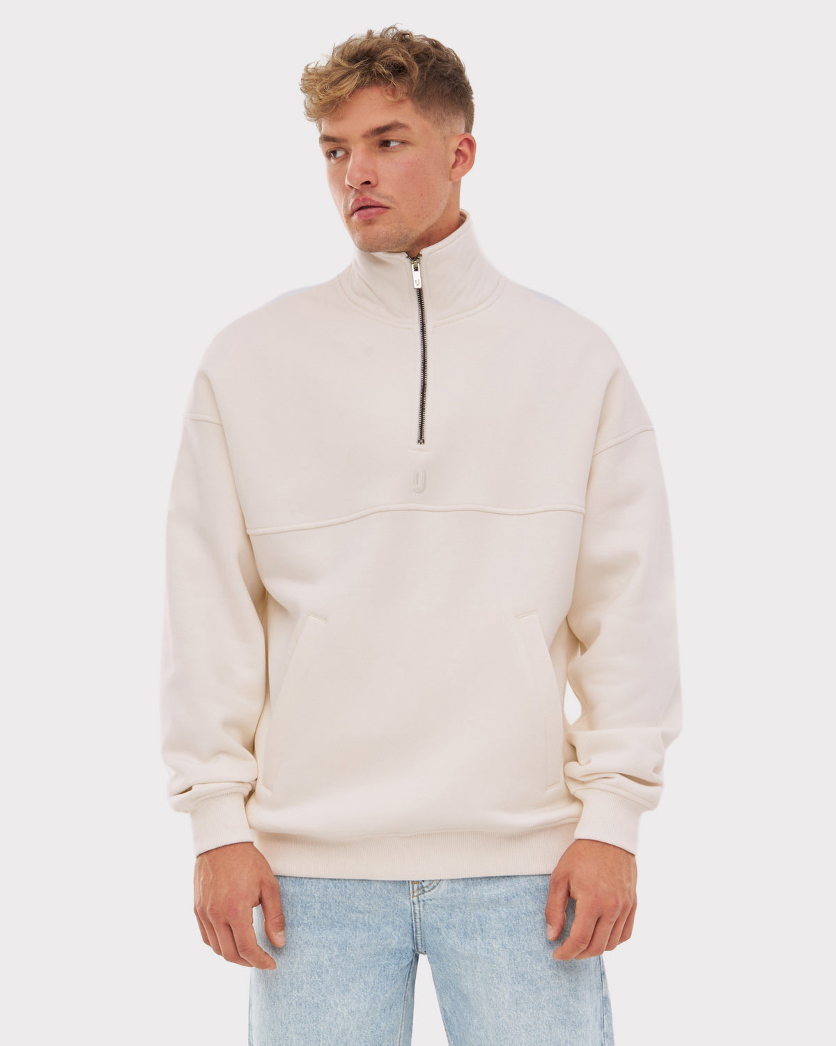 Männliches Modell trägt cremeweißen Half Zip Sweatshirt 'Cooper' mit hohem Kragen und Reißverschluss