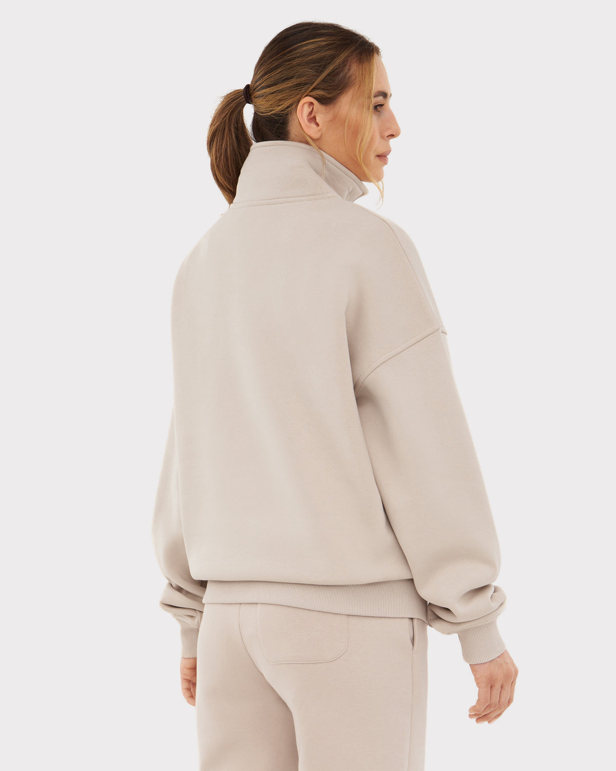 Damen trägt beige Half Zip Sweatshirt 'Cooper' von Johnny Urban, Rückansicht mit hohem Kragen und lockerem Sitz