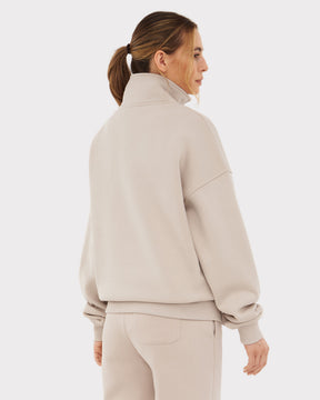 Damen trägt beige Half Zip Sweatshirt 'Cooper' von Johnny Urban, Rückansicht mit hohem Kragen und lockerem Sitz