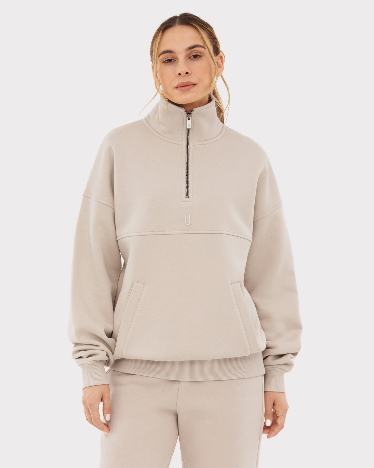 Beige Damen-Halbreißverschluss-Sweatshirt 'Cooper' von Johnny Urban mit hoher Kragen, Kängurutaschen und lockerer Passform