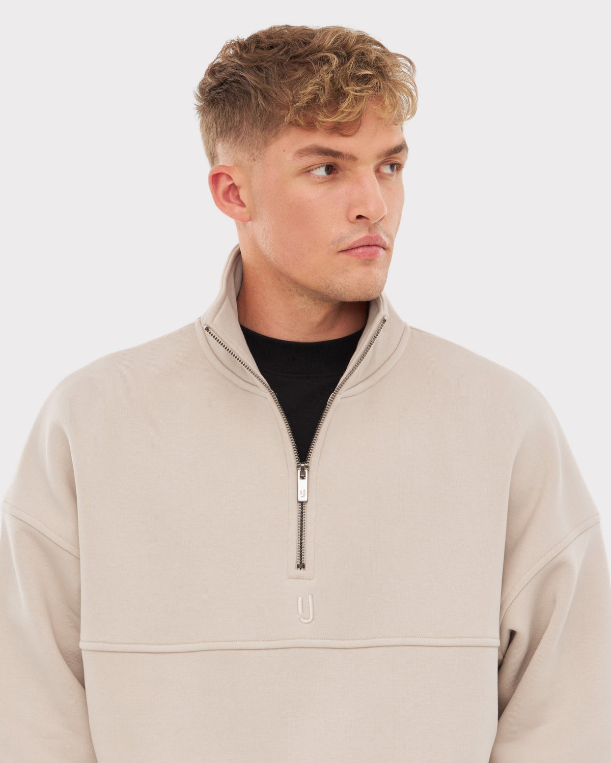 Mann trägt beige Half-Zip Sweatshirt 'Cooper' von Johnny Urban mit stehendem Kragen und halbem Reißverschluss