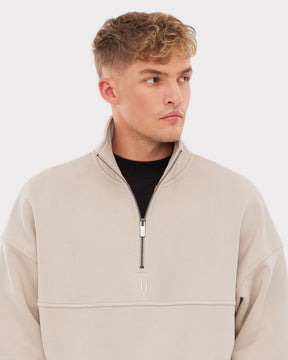 Mann trägt beige Half-Zip Sweatshirt 'Cooper' von Johnny Urban mit stehendem Kragen und halbem Reißverschluss