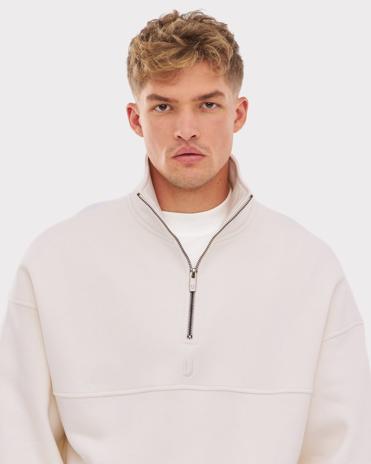 Herren trägt cremeweißen Half Zip Sweatshirt 'Cooper' mit kurzem Reißverschluss und Stehkragen