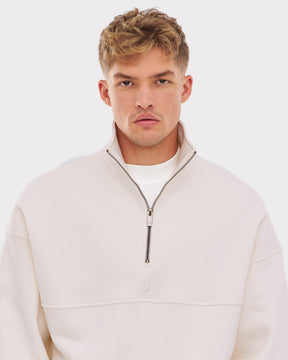 Herren trägt cremeweißen Half Zip Sweatshirt 'Cooper' mit kurzem Reißverschluss und Stehkragen