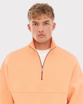 Mann trägt pfirsichfarbenes Half-Zip Sweatshirt 'Cooper' von Johnny Urban mit Stehkragen und halbem Reißverschluss