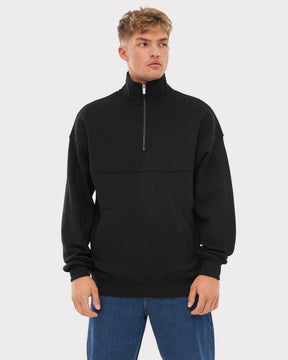 Mann trägt schwarzen Half Zip Sweatshirt 'Cooper' mit Fronttasche und hohem Kragen