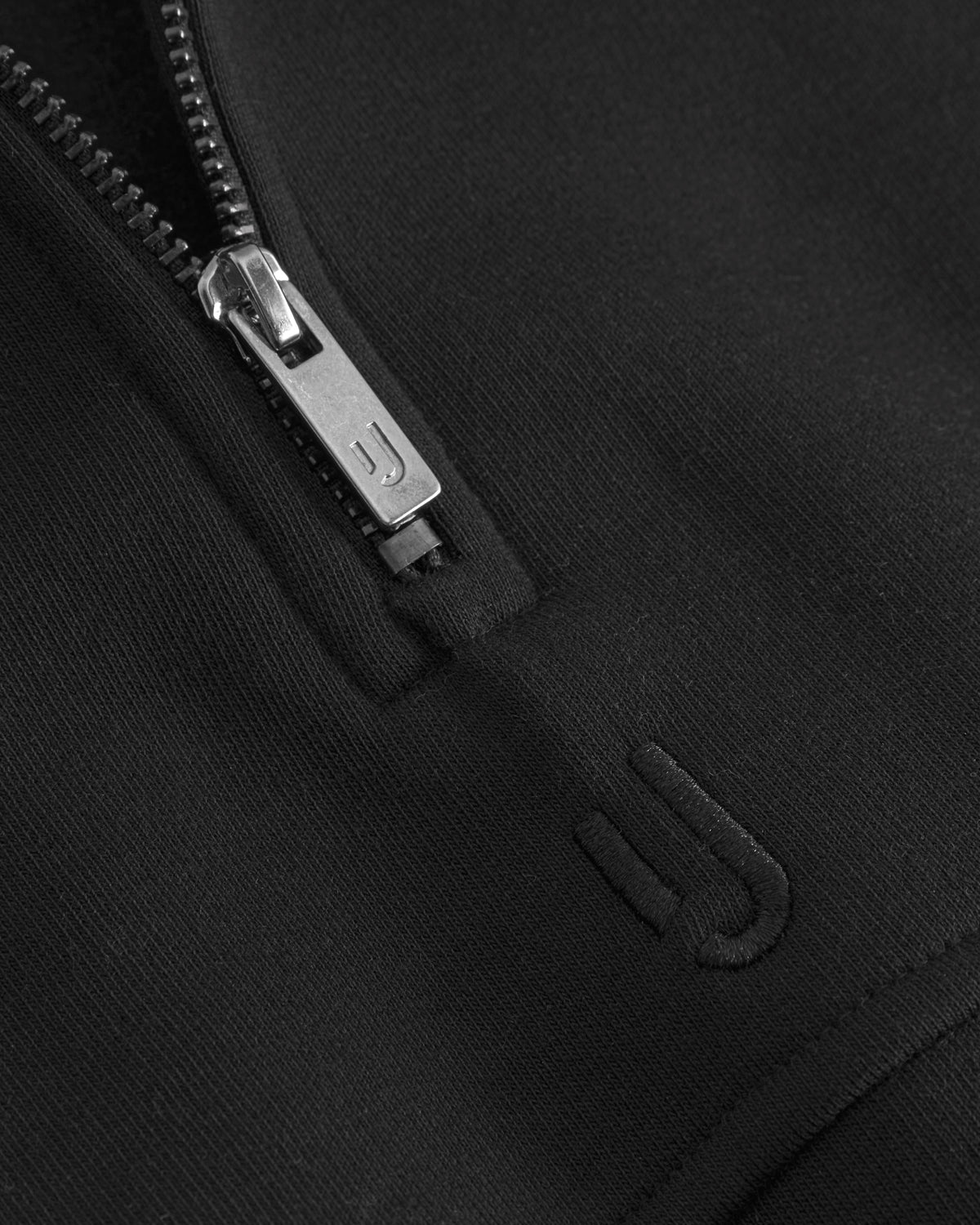 Schwarzer Half-Zip Sweatshirt "Cooper" mit silbernem Reißverschluss und Ton-in-Ton gesticktem Johnny Urban Logo