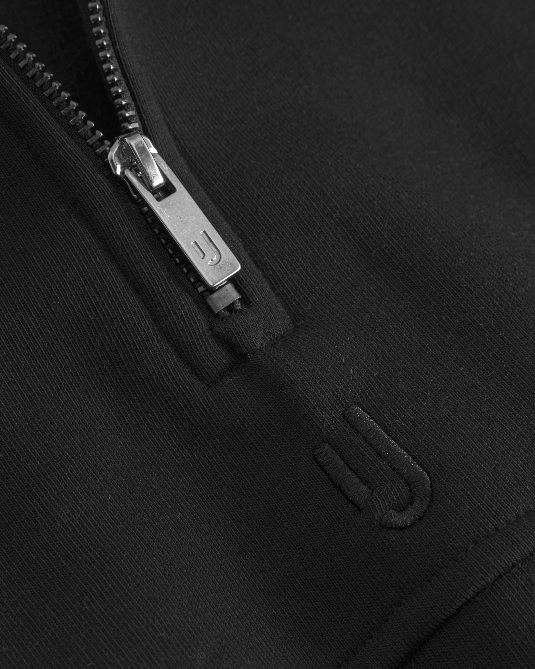 Schwarzer Half-Zip Sweatshirt "Cooper" mit silbernem Reißverschluss und Ton-in-Ton gesticktem Johnny Urban Logo
